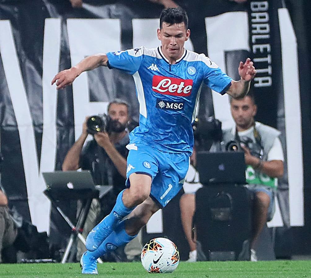 Hirving Lozano en partido con el Napoli