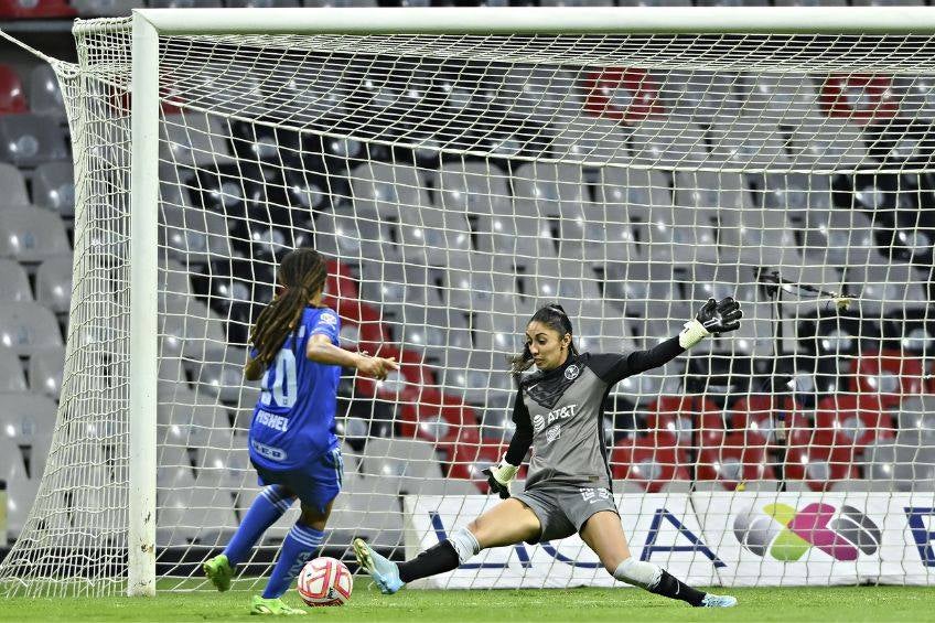 Mia Fishel durante un partido de Tigres Femenil