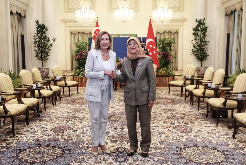 Pelosi inició su gira por Asia