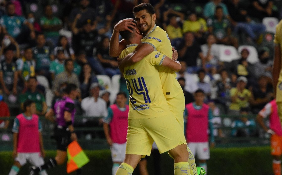 Henry Martín celebra gol ante León