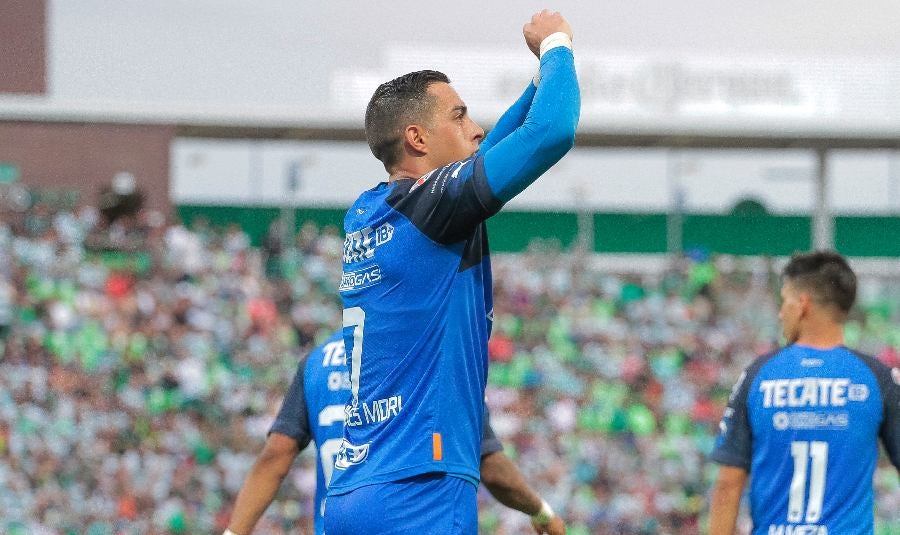 Rogelio Funes Mori tras marcarle a Santos