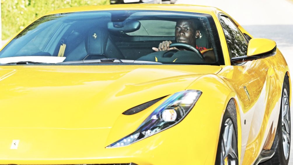 Pogba en su Ferrari amarillo
