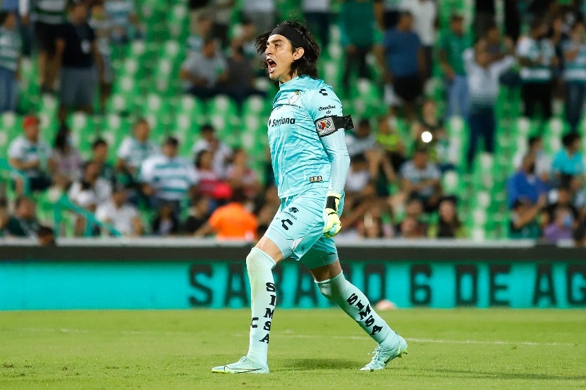 Carlos Acevedo celebrando un gol de Santos