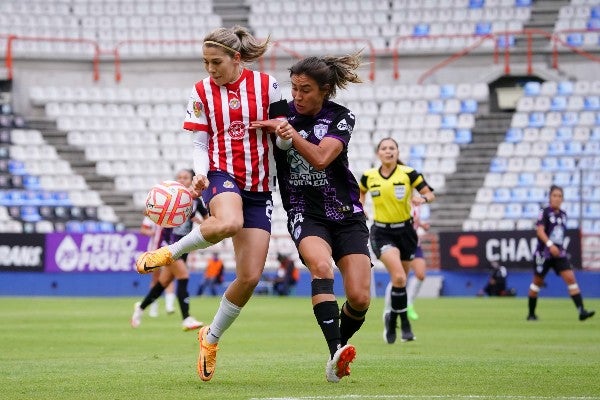 Karen Díaz en acción con Pachuca ante Chivas