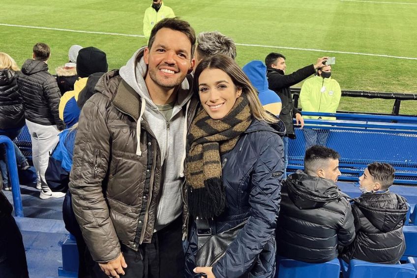 Nicolás Larcamón y su pareja en un partido de Boca Juniors