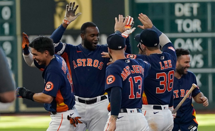 Jugadores de los Astros celebran hit del triunfo de Yordan Álvarez