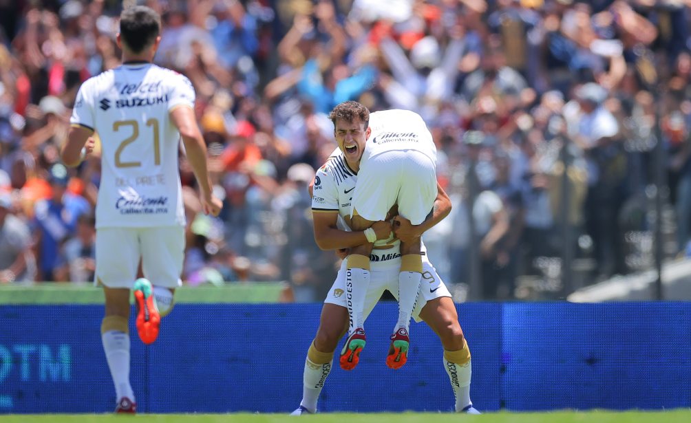 Dinenno in celebration with Pumas