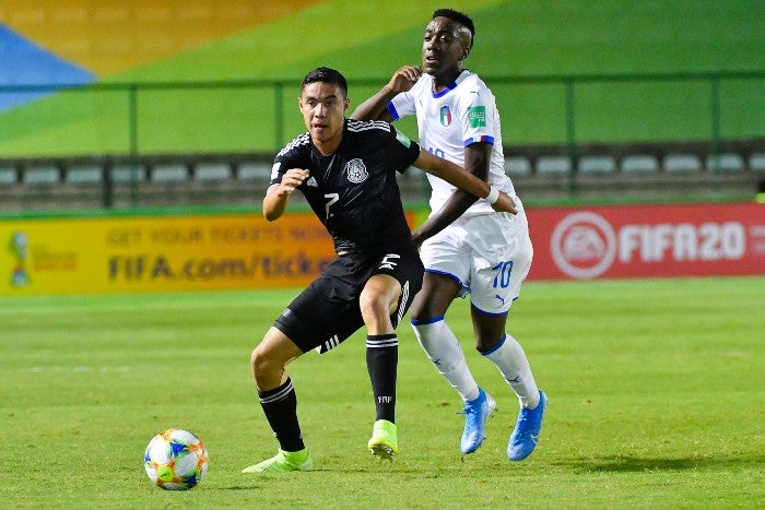 Emilio Lara en acción con la Selección Mexicana Sub 20