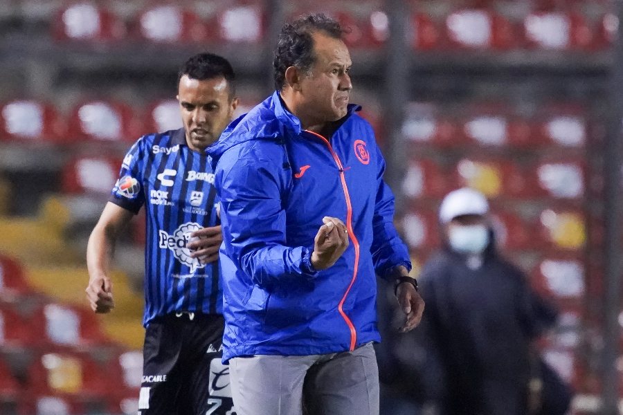 Juan Reynoso durante un partido con Cruz Azul