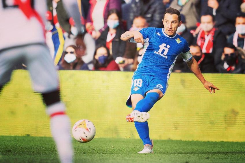 Andrés Guardado durante un partido del Betis