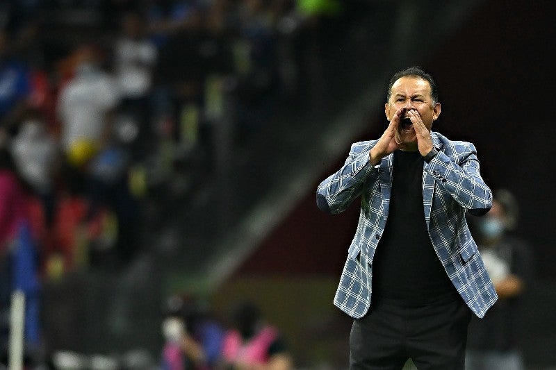 Juan Reynoso en partido del Cruz Azul