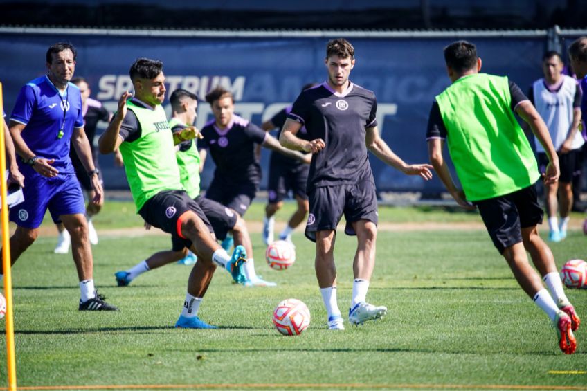 Iván Morales y Santiago Giménez durante un entrenamiento