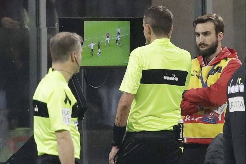 Árbitro revisando el VAR durante un partido