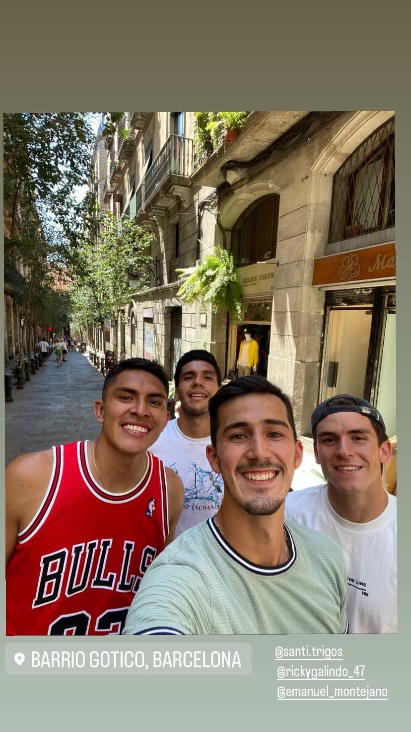 Jugadores de Pumas turisteando en Barcelona