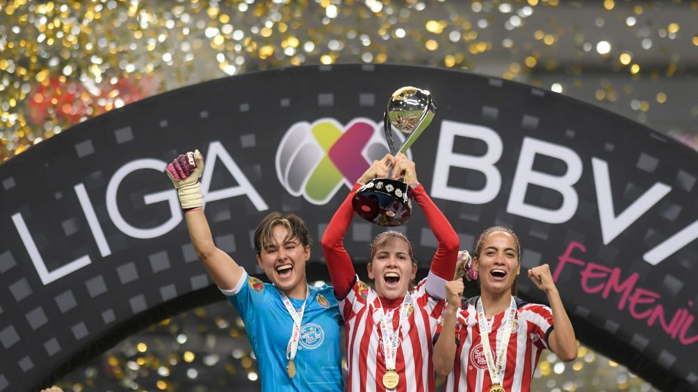 Chivas Femenil celebrando el título conseguido