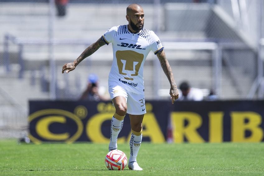 Dani Alves durante un partido de Pumas