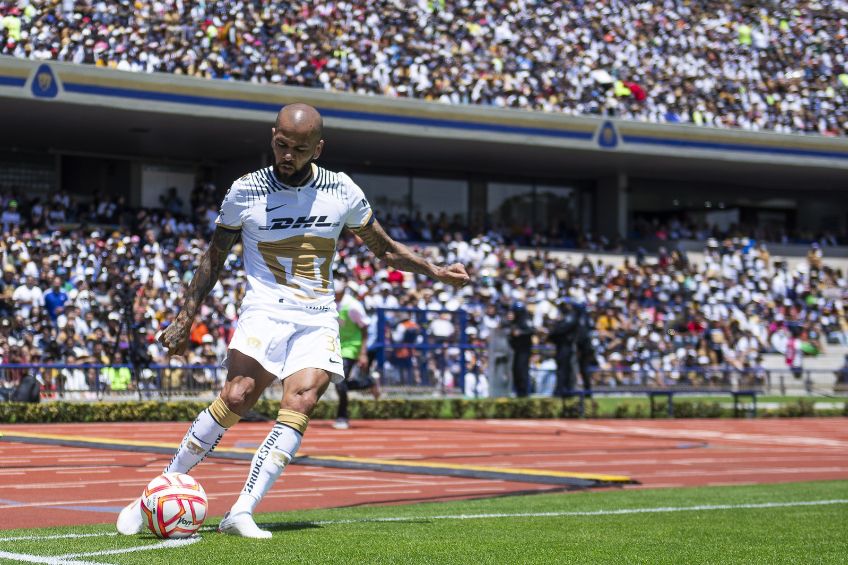 Dani Alves durante un partido de Pumas