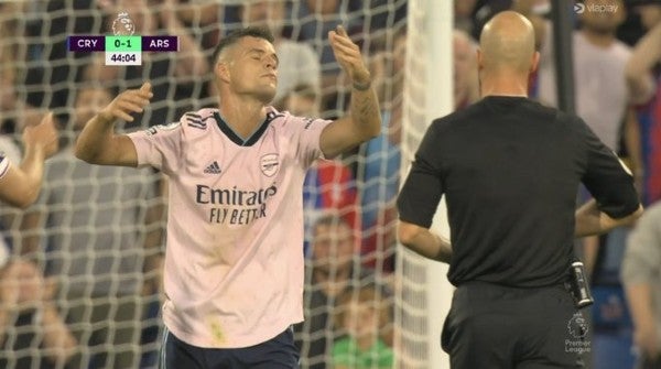 Granit Xhaka reacciona tras ser amonestado en el Arsenal vs Crystal Palace