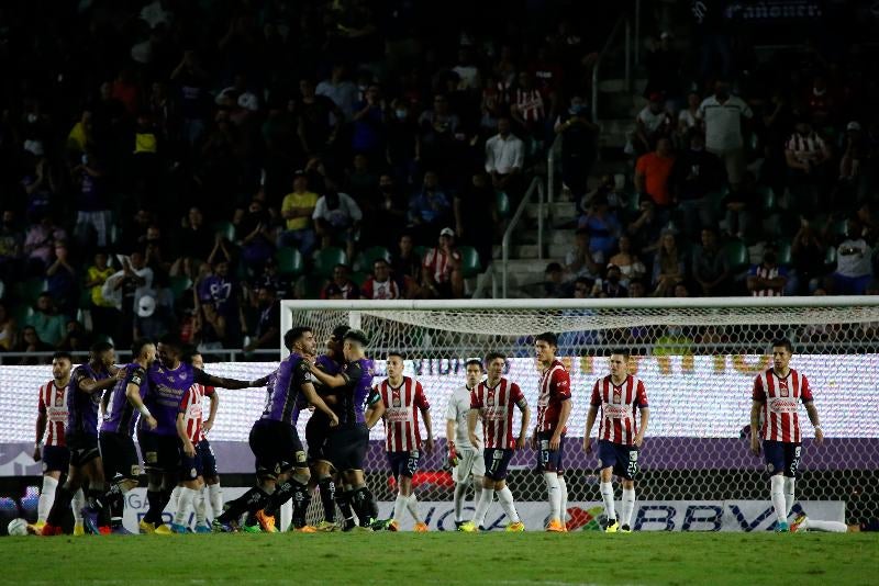 Jugadores de Mazatlán festejando victoria ante Chivas