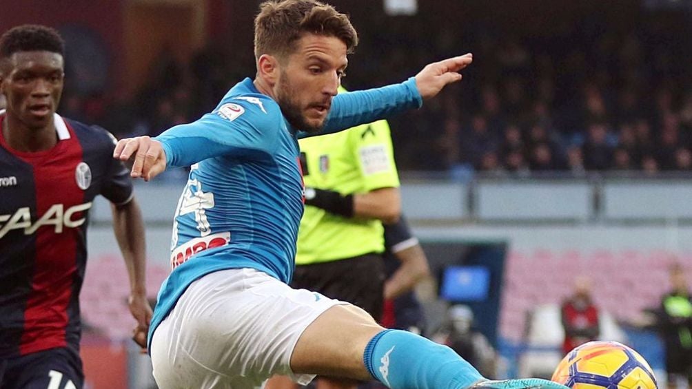 Dries Mertens en disputa por el balón