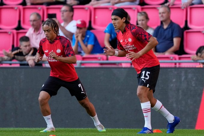 Erick Gutiérrez calentando previo a su partido 100 en el PSV