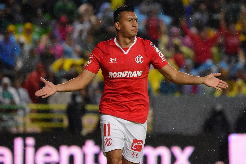 Daniel Álvarez celebrando un gol de Toluca