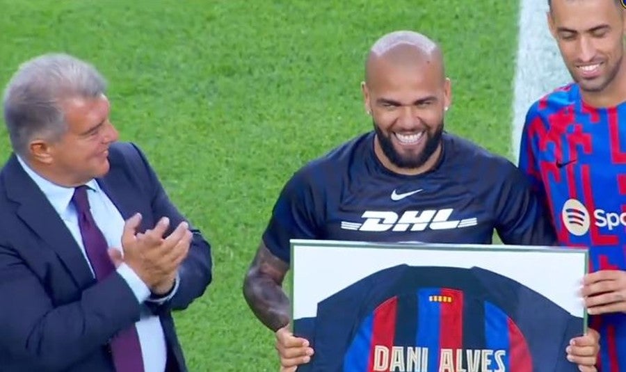 Alves con su playera conmemorativa