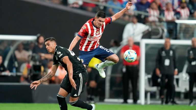 Jesús Sánchez de Chivas y Alex Sandro en disputa por el balón