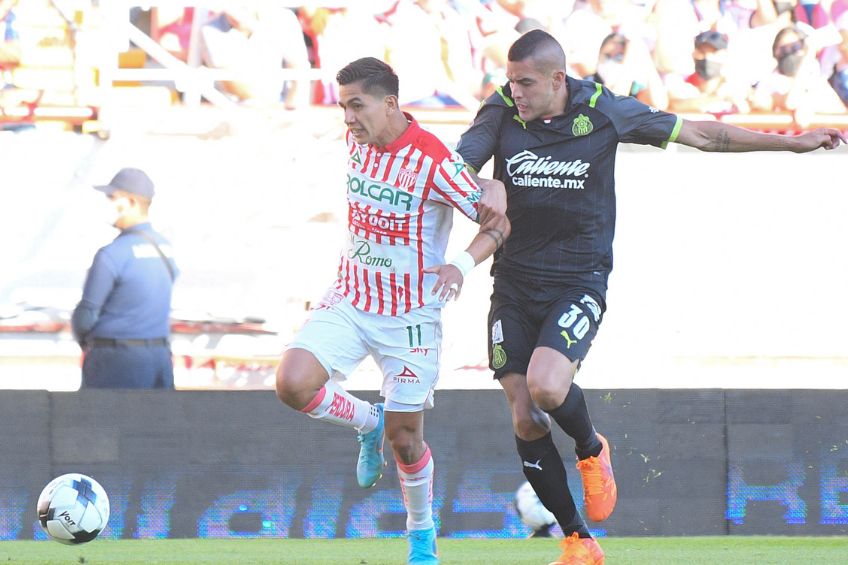 Sergio Flores durante un partido de Chivas