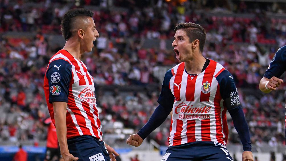 Brizuela celebrando un gol con "El Piojo" Alvarado