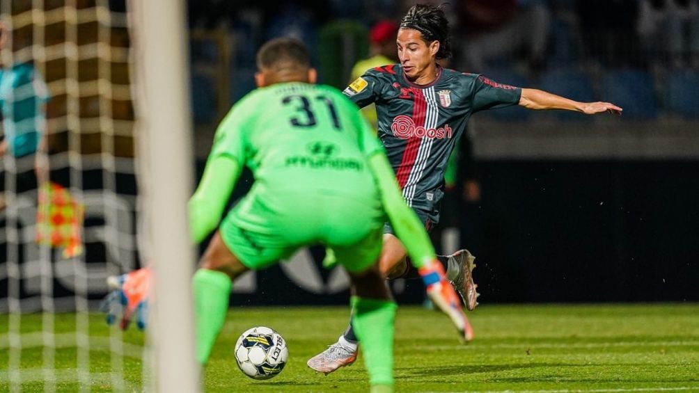 El mexicano vivió sus primeros minutos en el futbol de Portugal