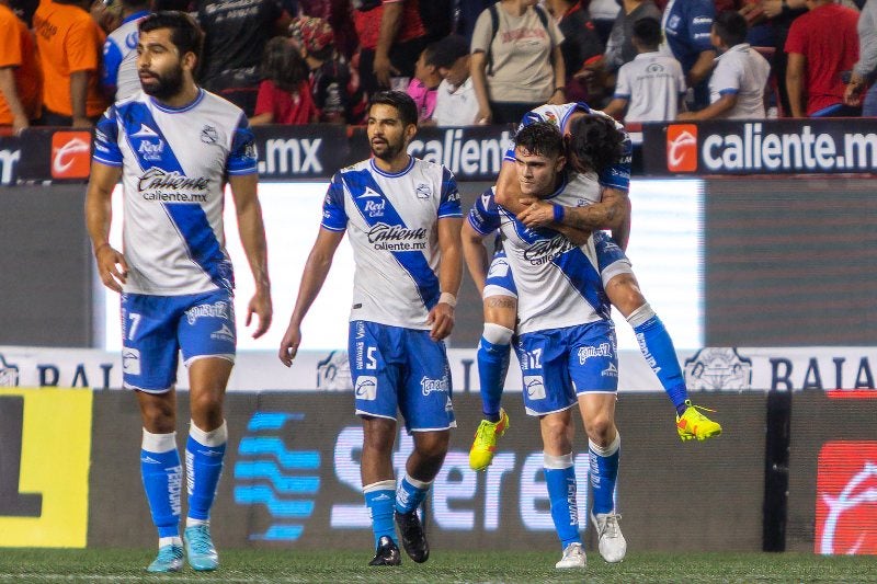 Jugadores de Puebla en festejo de gol