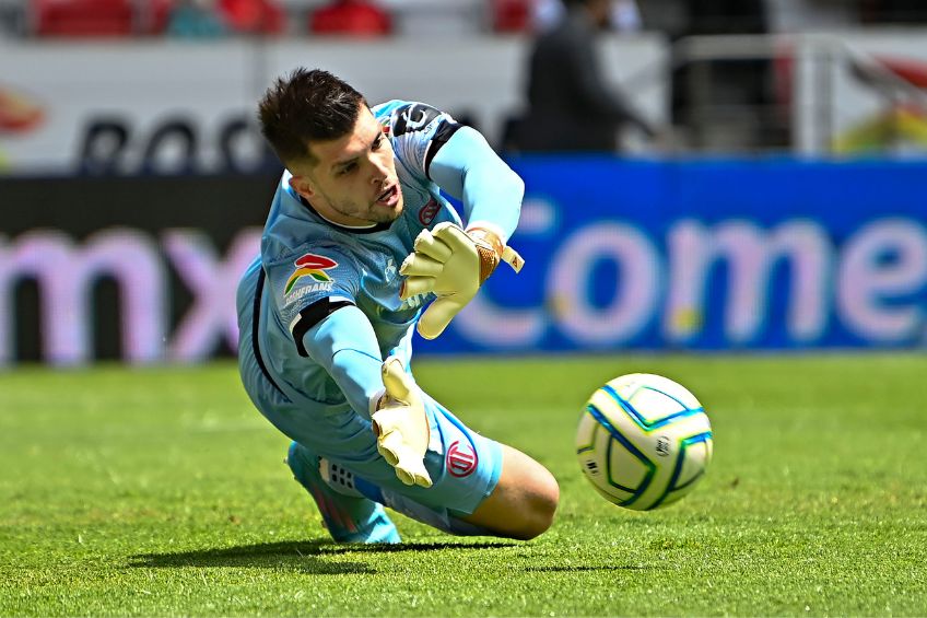 Tiago Volpi durante un partido de Toluca