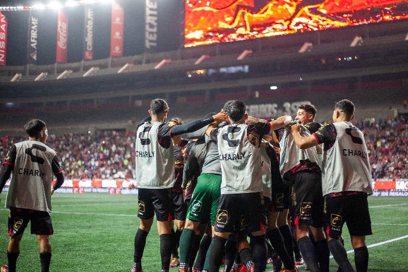 Jugadores de Xolos en festejo de gol