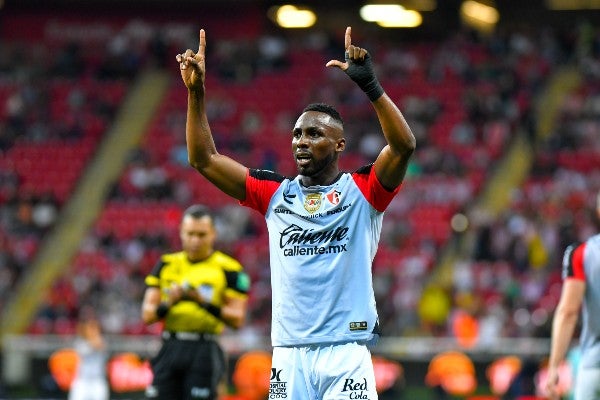 Julián Quiñones celebra con Atlas en el Clásico Tapatío