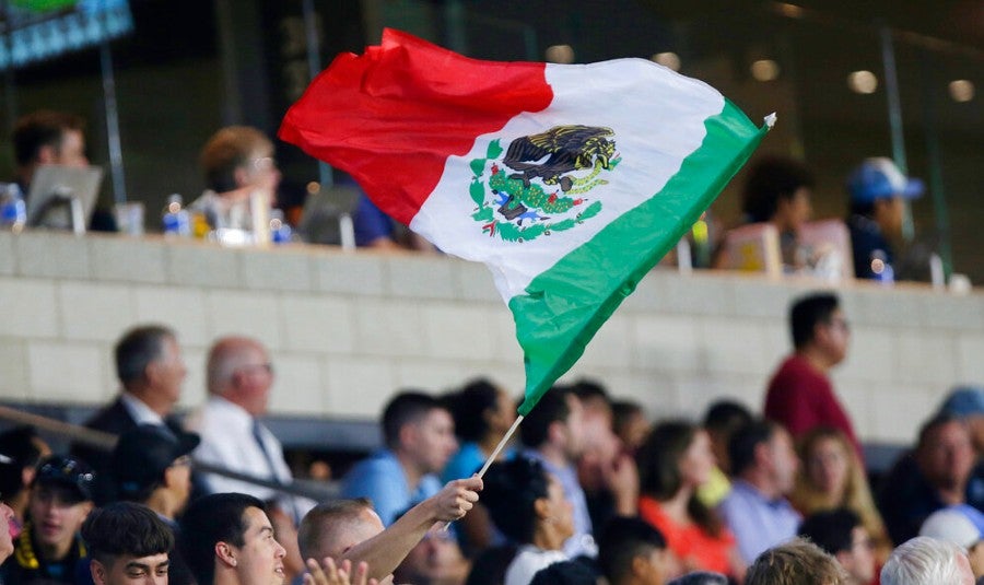 Bandera mexicana en el All-Star Game en Minnesota