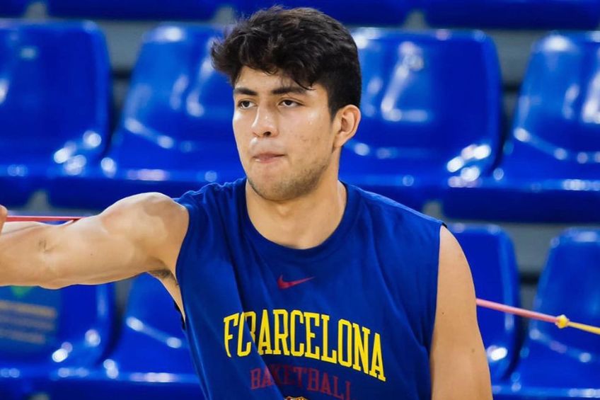 Gael Bonilla practicando con el Barcelona