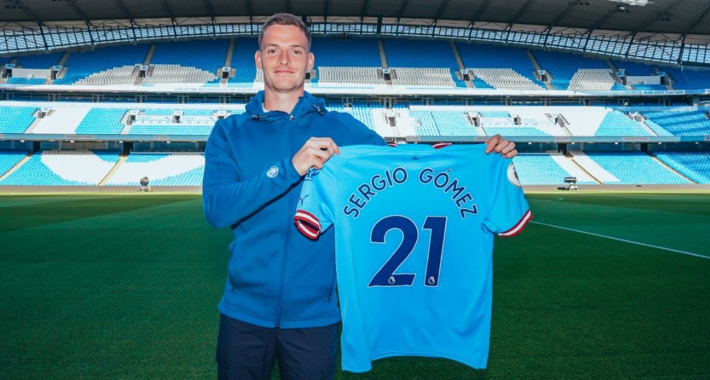 Gómez presume su jersey del City