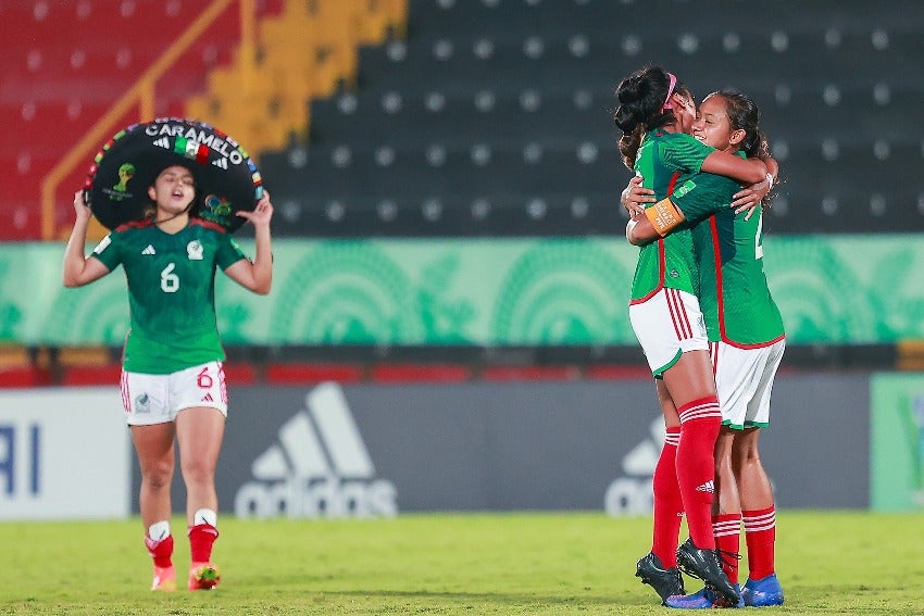 Tri Femenil celebrando la victoria 