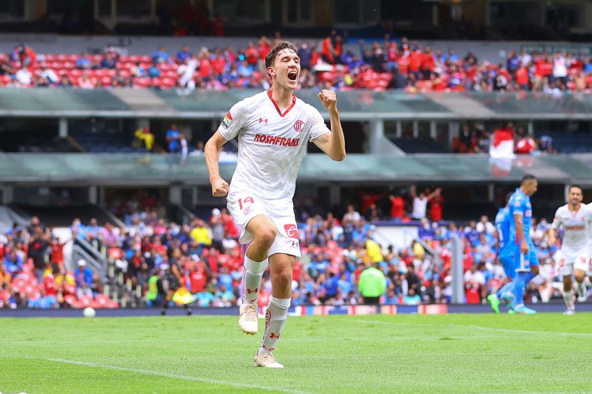 Marcel Ruiz festejando un gol