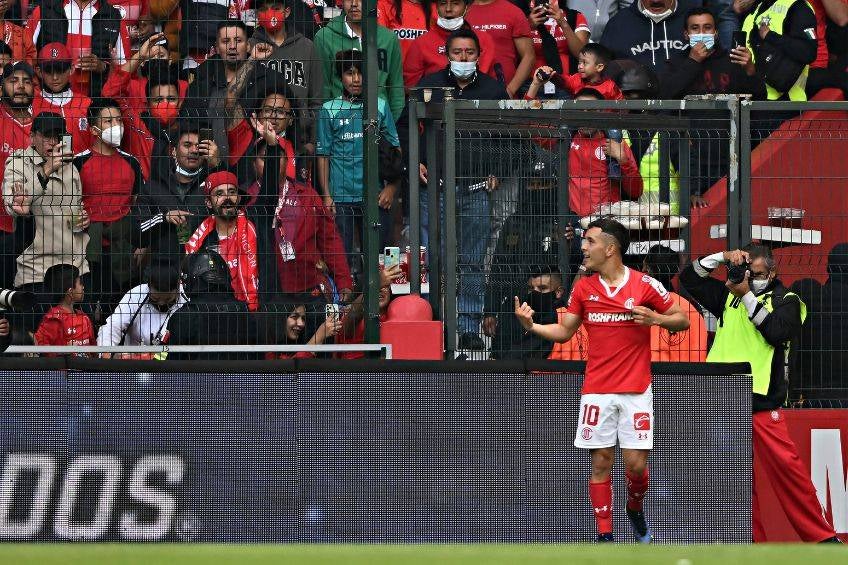 Leo Fernández festejando un gol