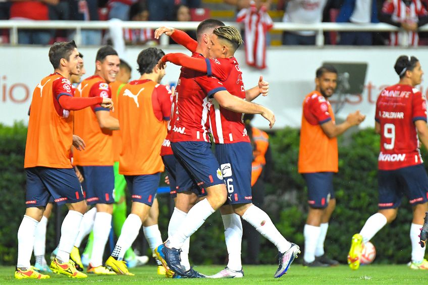 Jugadores de Chivas festejando un gol