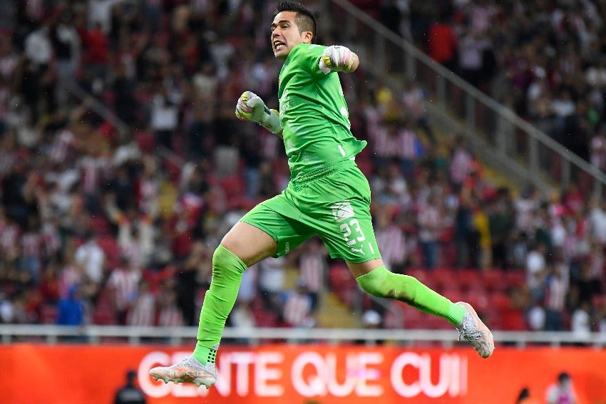 Wacho Jiménez celebrando el gol de Chivas