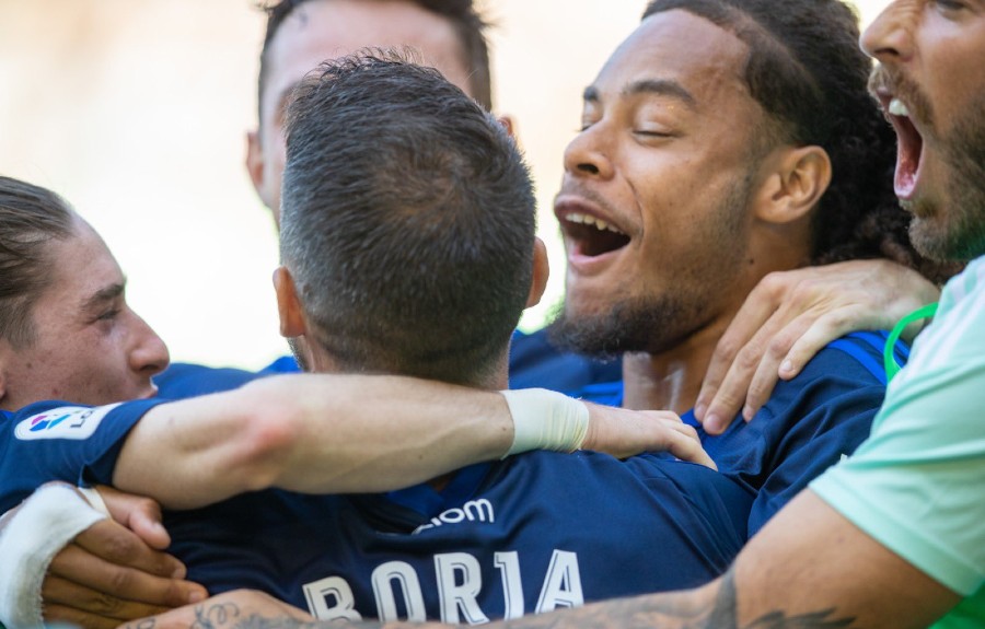Marcelo Flores y sus compañeros celebran gol del triunfo