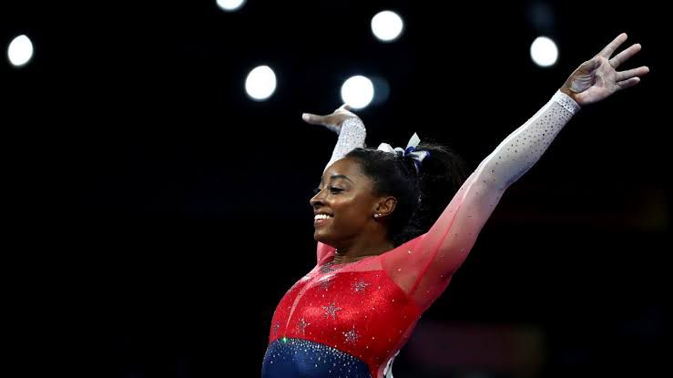 Simone Biles compitiendo