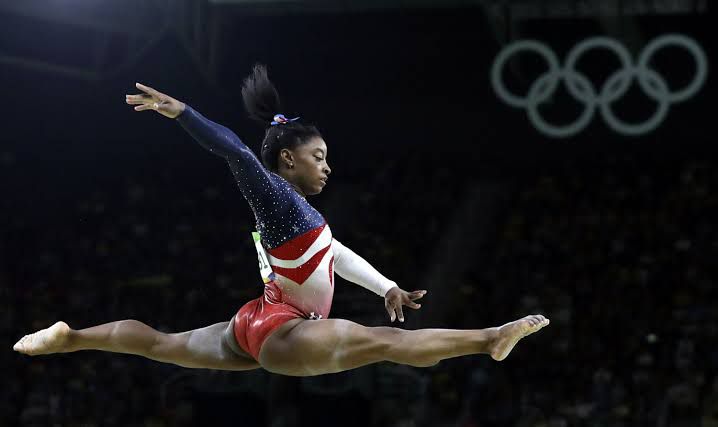 Simone Biles compitiendo