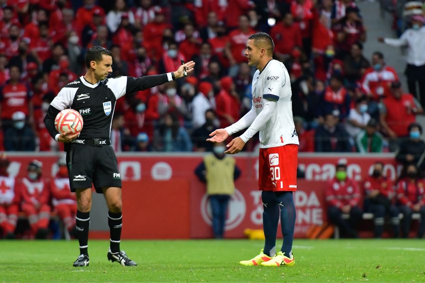 Sergio Flores reclamándole al árbitro