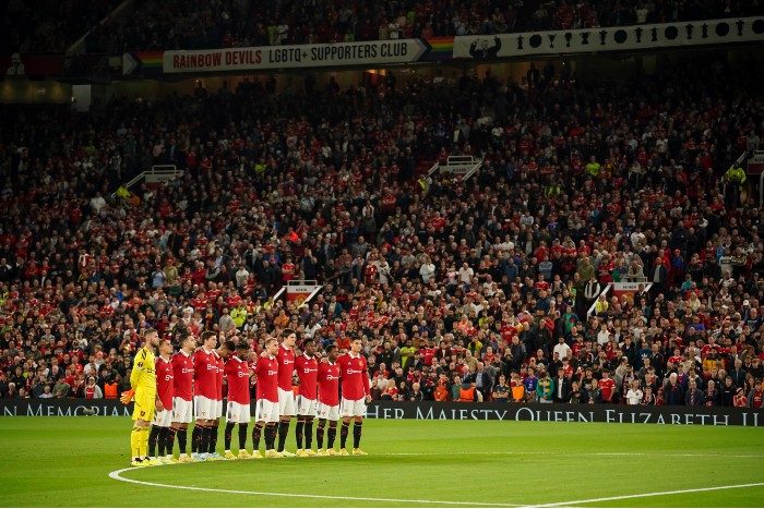 Manchester United footballers are silent for the queen