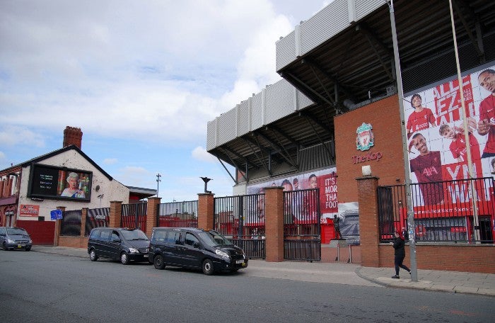 Anuncio de la muerte de la reina afuera de Anfield