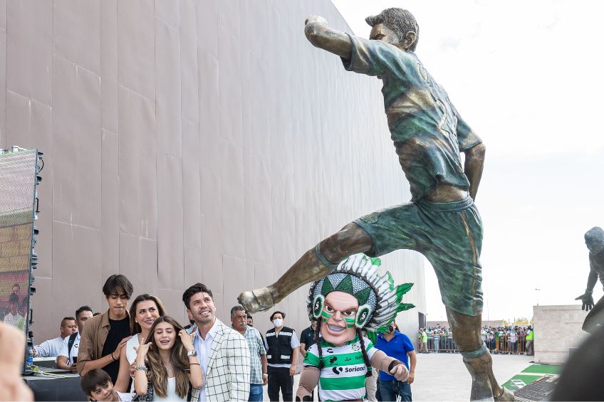 Oribe Peralta y su familia junto a la estatua